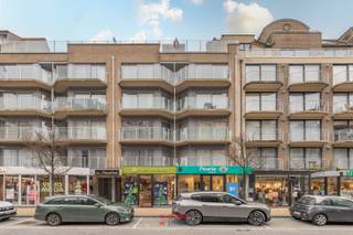 Deze garage met metalen kantelpoort is zeer vlot bereikbaar én bovendien te voet toegankelijk via de winkel/wandelstraat! <br /><br />Afmetingen: 2,35m poortbreedte; 5,87m diepte; 2,95m breedte box; 2m hoogte.<br /> <br />Op heden verhuurd op jaarbasis.