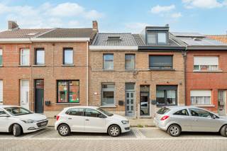 <p><strong>Gerenoveerde gezinswoning met 3 slaapkamers, tuin en garage!</strong></p><p>Bent u op zoek naar een instapklare, sfeervolle woning waar modern comfort hand in hand gaat met huiselijke gezelligheid? Zoek niet verder! Deze prachtig gerenoveerde tussenwoning biedt alles wat u nodig heeft voor een fijn thuis.</p><p><strong>Een warm welkom</strong> Bij binnenkomst wordt u direct omarmd door de moderne en frisse uitstraling van de woning. De ruime en lichte doorzonwoonkamer is een ware eyecatcher, compleet met een stijlvolle houten eettafel en een gezellige zithoek. De lichte laminaatvloer en de accentmuur in een trendy roze tint zorgen voor een eigentijdse sfeer. Een open trap leidt naar de bovenverdieping, wat bijdraagt aan het ruimtelijke gevoel.</p><p><strong>Culinaire verwennerij</strong> De semi-open keuken is een droom voor elke kookliefhebber. Uitgerust met moderne grijze kasten, een warm houten werkblad en hoogwaardige inbouwapparatuur (zoals een oven op ooghoogte), is dit de perfecte plek om de heerlijkste maaltijden te bereiden. De grote spoelbak en de moderne zwarte verlichting maken het plaatje compleet. Bovendien geniet u hier van extra daglicht dankzij het grote dakraam.</p><p><strong>Rust en ruimte</strong> Op de bovenverdiepingen bevinden zich drie comfortabele slaapkamers. Elke kamer heeft zijn eigen karakter, variërend van een vrolijke kinderkamer met bloemenaccenten tot een sfeervolle werkruimte/logeerkamer. De ruime master bedroom, gelegen op de bovenste verdieping onder het schuine dak, straalt rust uit met een opvallende blauwe accentmuur en een praktische ingebouwde kastruimte. De laminaatvloeren lopen door in alle kamers.</p><p><strong>Buitenleven</strong> De diepe, goed onderhouden achtertuin is een oase van rust. Met een onderhoudsvriendelijk gazon van kunstgras, houten schuttingen voor optimale privacy en een charmant tuinhuisje achterin, is dit de perfecte plek voor ontspanning en speelplezier. Dankzij de lange, smalle indeling geniet u de hele dag van de zon.</p><p><strong>Extra comfort</strong> De woning beschikt over een eigen garage, zodat u uw auto altijd veilig en droog kunt parkeren. </p><p> </p><p>Kortom, deze gerenoveerde woning biedt u de perfecte balans tussen stadsleven en rust. Mis deze unieke kans niet en plan vandaag nog een bezichtiging!</p><p> </p>