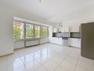 MOLENBEEK-SAINT-JEAN, vlakbij “Tour & Taxi” en het openbaar vervoer, mooi appartement met 1 slaapkamer van ± 63m² gelegen op de 1e verdieping. Het...