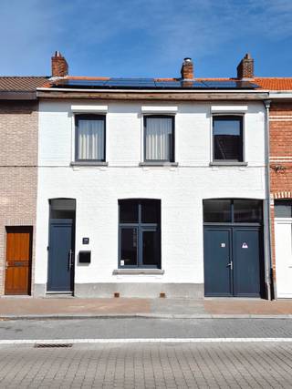 Deze instapklare woning werd de voorbije jaren grondig en met zorg gerenoveerd, en biedt hedendaags wooncomfort in een centrale ligging.Indeling en...