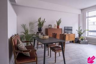 Zeer licht en ruim studio-appartement.<br /><br />Locatie:<br />Op absolute topligging aan het Theaterplein ! <br />Wonen op een toplocatie, maar toch in alle rust? Deze gezellige studio ligt pal in het bruisende stadscentrum van Antwerpen, vlak aan het Theaterplein maar aan de zijkant van het gebouw, dus géén inkijk of straatlawaai.<br />Of je nu student bent, hippe stadsmus of slimme investeerder: hier woon of verhuur je op één van de beste plekjes van t stad:<br /><br />° Koffie op de Graanmarkt<br />° Gezellige markt op zaterdag en zondag (vogeltjesmarkt) voor je deur<br />° Wandelen in de botanische tuin<br />° Avondaperitief op het Mechelseplein...<br /><br />Indeling:<br />Lichtrijke leefruimte met keukenhoek voorzien van kookvuur, dampkap en koelkast. Aparte slaapkamer voorzien van ingemaakte kast. Badkamer met ligbad/douche en toilet. Gelegen op de 4e verdieping, met lift. <br /><br />Bijzonderheden:<br />Momenteel verhuurd aan € 722,41 + 170 euro provisie maandelijkse kosten: incl. water, verwarming en onderhoud lift en gemene delen. Stabiele, stipte huurder. <br />Elektriciteit met eigen meter. <br />EPC score 237 kWh/m². <br />Blanco elektrische keuring.<br />P score A, G score A<br />Stedenbouw in aanvraag