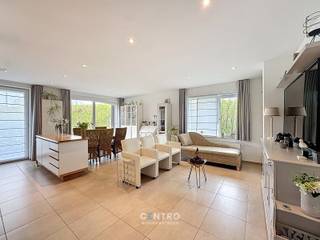 In een doodlopende straat te Brugge, omgeven door GROEN, ligt dit rustig gelegen gelijkvloers appartement met 2 ZONNETERRASSEN én garagebox!<br /><br /><strong>INDELING:<br /><u><em>Gelijkvloers:</em></u></strong><br />Inkomhal - LICHTRIJKE living met open keuken (O.a. met fornuis, dampkap, heteluchtoven, microgolfoven, frigo en afzonderlijke diepvriezer, vaatwasmachine) - badkamer (O.a. met lavabomeubel, hangtoilet en inloopdouche) - berging/wasplaats (met voorzieningen voor wasmachine en droger) - 2 RUIME slaapkamers - 2 ZONNETERRASSEN.<br /><br /><u><em><strong>Verdieping -1:</strong></em></u><br />Ruime garagebox (circa 6,5m lang). Bereikbaar via lift.<br /><br /><u><strong>Opmerkingen:</strong></u><br />- Instapklaar, alles werd geschilderd eind 2024.<br />- Energielabel A!<br />- Videofonie aanwezig.<br />- Elektriciteit GOEDgekeurd!<br />- Alle GORDIJNEN inbegrepen in de prijs!<br />- CV op aardgas.<br />- Ventilatiesysteem aanwezig.<br />- Waterverzachter inbegrepen.<br />- 2 gemeenschappelijke fietsenbergingen!<br />- Op wandelafstand van winkels en het openbaar vervoer!<br />- Mogelijkheid tot overname meubilair (aan scherpe prijs).<br />- Onze referentie: A2269<br /><br />Interessant appartement, zeer geschikt voor EIGEN GEBRUIK én als BELEGGING!<br />Aarzel zeker niet om ons te contacteren voor verdere info en/of een bezoek ter plaatse: 050/70.01.02 - info@centro.be.<br /> 