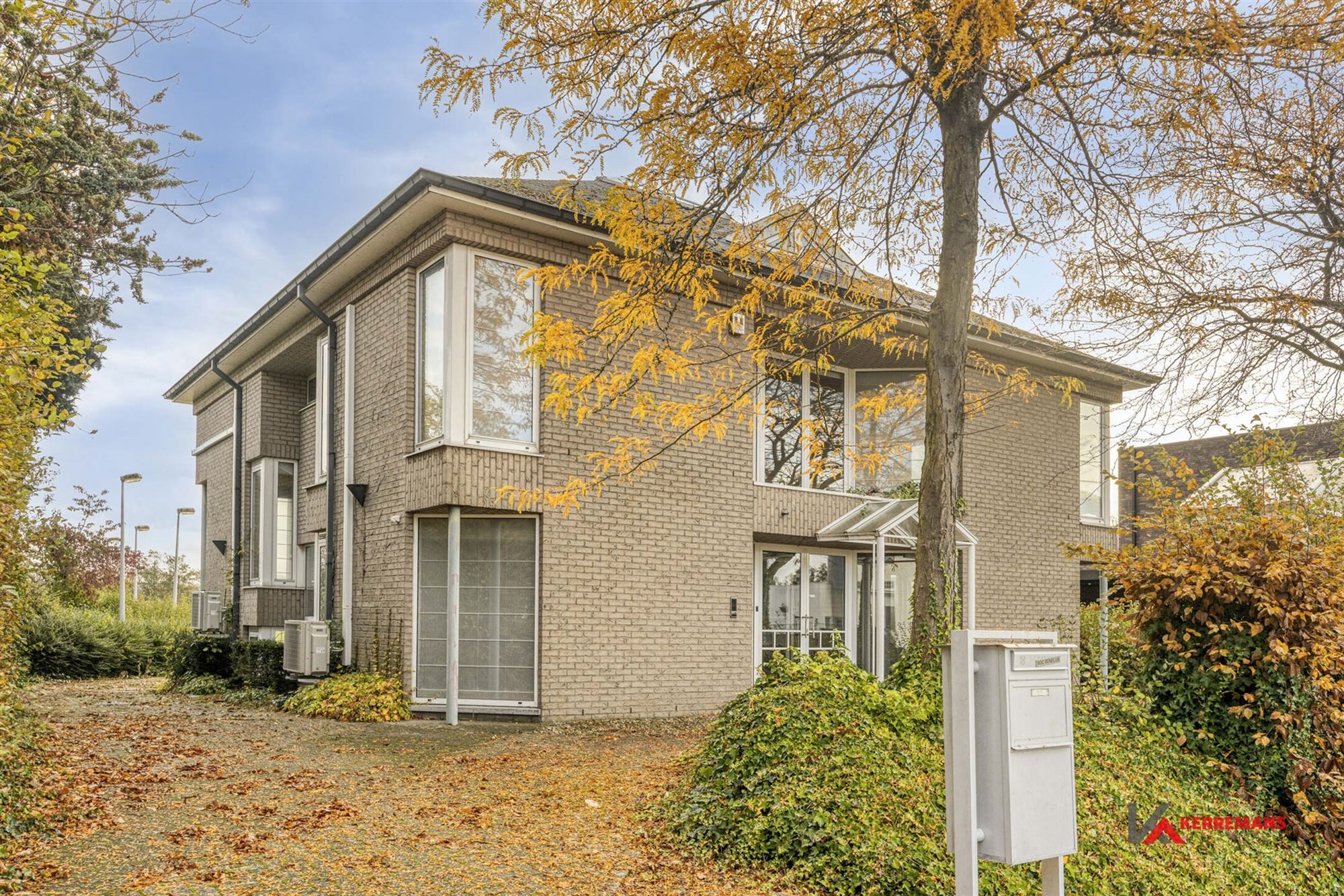 Kantoorgebouw. - foto 1