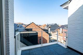 <p>Dit toekomstgerichte appartement in Zoutleeuw biedt een unieke combinatie van modern wooncomfort, duurzaamheid en een uitstekende centrale ligging. Residentie De Dry Croonen bevindt zich pal in het centrum van Zoutleeuw, langs de historisch waardevolle Sint-Leonarduskerk. Dankzij de nabijheid van winkels, horeca en dagelijkse voorzieningen geniet je hier van een bijzonder aangename woonomgeving.</p><p>Het appartement maakt deel uit van een nieuwbouwresidentie waar energiezuinigheid en kwaliteit centraal staan. De woonruimtes zijn ontworpen volgens de hedendaagse woonnormen en bieden een comfortabele leefomgeving met duurzame technieken. De vloerverwarming wordt aangedreven door een geothermische warmtepomp met verticale boringen, aangevuld met passieve koeling, zonnepanelen en regenwaterrecuperatie. Deze slimme toepassingen zorgen voor een aangenaam woonklimaat en een beperkt energieverbruik.</p><p>De residentie bestaat uit veertien moderne appartementen verdeeld over twee gebouwen. Elk appartement werd ontwikkeld met aandacht voor functionaliteit, lichtinval en toekomstgericht wonen. Een bijkomende autostaanplaats kan voorzien worden voor extra comfort.</p><p>Ook de ligging vormt een belangrijke troef. Vanuit het appartement bereik je verschillende horecazaken en faciliteiten eenvoudig te voet. De supermarkten Aldi en Delhaize bevinden zich op wandelafstand, terwijl het provinciedomein Het Vinne op korte fietsafstand ligt. Dankzij de vlotte verbinding met het openbaar vervoer bereik je ook omliggende steden zoals Sint-Truiden gemakkelijk.</p><p>Met zijn duurzame karakter, moderne technieken en centrale ligging is dit appartement in Zoutleeuw een ideale keuze voor wie comfortabel en energiezuinig wil wonen. Neem contact op en ontdek de mogelijkheden van residentie De Dry Croonen.</p>