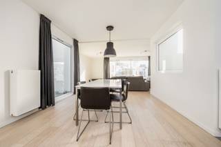 <p><span>Prachtig, lichtrijk appartement met terrassen (8m² &amp; 12m²) op de 4de verdieping van een mooi &amp; recent gebouw op het gekende Barricadenplein. Inkomhal met apart toilet. Grote leefruimte met eetplaats en volledig ingerichte open keuken. Praktische berging aansluitend. 3 ruime slaapkamers (19,5m² &amp; 18m² &amp; 11m²) waarvan 1 met eigen aansluitende badkamer (ligbad, toilet, lavabo) en een 2de aparte badkamer met dubbele lavabo en inloopdouche. Privatieve kelder. Parkeerplaats in de ondergrondse parking van het gebouw bij aan te kopen (+ € 38.000). Super goede ligging, vlakbij het centrum, openbaar vervoer, restaurants, parken en verschillende invalswegen.</span></p><p><span> </span></p>
