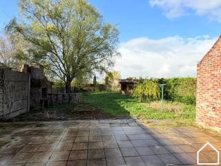 Deze te renoveren woning bevindt zich in het stadscentrum van Voormezele.<br /><br /><br />Indeling:<br />Via de inkomhal van 8,25 m² komt u in de aangename leefruimte van 37 m², voorzien van een gezellige houtkachel. Aansluitend bevindt zich de keuken van 15 m², uitgerust met kookplaat en dubbele inox spoelbak. Verder beschikt het gelijkvloers over een badkamer van 8 m² met douchecel, ligbad, toilet en lavabo, evenals een veranda van 14 m² met zicht op de tuin en het terras. De droge kelder van 18 m² biedt extra bergruimte. Verder is er nog een zonnige tuin die nog opgesplitst wordt in twee.<br /><br />Op de eerste verdieping bevindt zich de nachthal met aansluitend drie slaapkamers van respectievelijk 19,5 m², 13 m² en 12,75 m².<br /><br />De tweede verdieping omvat een zolder van 11,50 m², bereikbaar via een valtrap.<br /><br />Troeven:<br /><br />ruime leefruimtes<br />3 slaapkamers<br />veranda en tuin met terras<br />droge kelder<br /><br />Interesse? Contacteer ons voor verdere informatie of een bezoek ter plaatse.