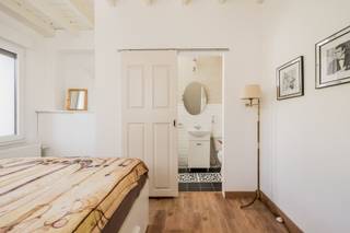 <p><span>Deze woning op slechts vijf minuten van het centrum van Mechelen biedt heel wat mogelijkheden om na verdere renovatie uit te groeien tot een aangename, moderne stadswoning.</span></p><p><span>De voorgevel werd recent volledig vernieuwd en geïsoleerd. Ramen zijn voorzien van dubbele of hoogrendementsbeglazing en rolluiken.</span></p><p><span>Op het gelijkvloers bevindt zich een inkomhal met authentieke tegels. De kamer aan de voorzijde beschikt over een ingemaakte kast en kan flexibel worden ingericht als fietsenberging, wasplaats, bureau of hobbyruimte. Verder zijn er een badkamer met inloopdouche, toilet en lavabo, en een ruime leefruimte met plaats voor een open keuken, die nog geïnstalleerd dient te worden. Onder de leefruimte bevindt zich een kelder.</span></p><p><span>Om een aangename stadskoer te creëren, dient een gedeelte van de leefruimte te worden aangepast en moeten een nieuwe achtergevel en een schuifraam worden geplaatst. Voor deze werken werd reeds een nieuwe bouwvergunning toegekend. Kandidaat-kopers kunnen de nieuwe vergunde plannen inkijken.</span></p><p><span>Op de eerste verdieping vindt u aan de voorzijde een ruime slaapkamer met een extra douchekamer. Daarnaast is er een doorloopkamer met de trap naar de zolderverdieping. Hier bevindt zich nog een royale slaapkamer, eveneens voorzien van een eigen douchekamer.</span></p><p><span>De woning geniet een uitstekende ligging nabij het centrum van Mechelen, winkels, scholen en openbaar vervoer. Ook in de directe omgeving zijn er voldoende parkeermogelijkheden.</span></p><p><span>Een eigendom met potentieel voor wie op zoek is naar een renovatieproject op een bijzonder gunstige locatie.</span></p>