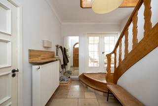 Wonen in de gegeerde Vriesdonk-wijk in Brasschaat? Deze karaktervolle villa ligt op een absolute toplocatie: rustig en groen, met het park van Brasschaat, De Inslag en De Uitlegger op wandel- en fietsafstand. Winkels, horeca en de E19 richting Antwerpen en Breda bevinden zich vlakbij.
De woning werd sinds 2014 quasi volledig gerenoveerd met respect voor haar authenticiteit en biedt een perfecte mix van charme en comfort. De lichtrijke inkomhal met visgraatparket en open vide leidt naar de gezellige leefruimte met houthaard en grote raampartijen met zicht op het groen. De open maatkeuken is volledig uitgerust en stijlvol afgewerkt met granieten blad.
Op het gelijkvloers vindt u verder een gastentoilet, garage met wasvoorzieningen en een kelder. Boven zijn er drie volwaardige slaapkamers, waaronder een master met maatkasten en airco, en een badkamer met ligbad, douche en dubbele wastafel. De zolder biedt extra mogelijkheden.
De zonnige, zuidwestgerichte tuin met terras en overdekte lounge is ideaal om te genieten. Vooraan beschikt u over een oprit, dubbele carport met laadpaal en mogelijkheid voor een automatische poort vooraan.
Grondig gerenoveerd (dak, HR-glas, condensatieketel, vloerverwarming, elektriciteit conform), zonder renovatieverplichting en met potentieel om het EPC verder te optimaliseren.
Voor meer informatie of een gratis waardebepaling van uw vastgoed kan u een aanvraag invullen op onze website of even bellen op het nr. 03/345.88.99.