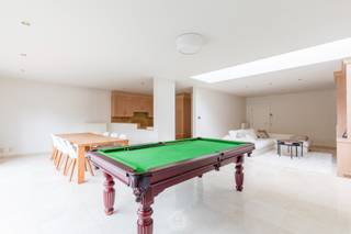 Dit instapklare appartement van +/- 138 m² is gelegen in een kleinschalig gebouw van slechts twee appartementen en bevindt zich op een...