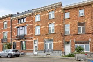 <p>Wonen in een herenhuis met karakter, middenin het centrum van Leuven: dat is wat je hier vindt in de Brabançonnestraat. Dit statige pand uit 1918 combineert charme met een lichte opfrissing die het comfort van vandaag brengt. Achter de stenen gevel en het klassieke zadeldak met leien bekleding gaat een thuis schuil waar ruimte, licht en karakter samenkomen op 195 m² bewoonbare oppervlakte.</p><p> </p><p>Bij het binnentreden voel je meteen de allure van dit statige herenhuis. De indeling biedt liefst vijf slaapkamers en twee badkamers, telkens voorzien van douche en/of lavabo, aangevuld met twee gastentoiletten voor extra comfort. Ideaal voor een gezin dat nood heeft aan ruimte, of voor wie graag een bureau, hobbykamer of logeerkamer extra inricht. Achteraan de woning nodigt de tuin van 70 m² met oriëntatie op het westen uit tot buiten vertoeven, mooi aangevuld met een terras van 20 m², eveneens op het westen gericht, perfect voor lange zomeravonden in de late zon.</p><p> </p><p>Deze woning werd in 2000 gerenoveerd en is voorzien van hoogwaardige PVC-buitenschrijnwerk met dubbele beglazing, wat instaat voor een aangenaam energieverbruik en akoestisch comfort. Centrale verwarming op gas via radiatoren, rolluiken in PVC en een aparte eetplaats met keuken maken het wooncomfort compleet. Het EPC-label D bevestigt dat de woning klaar is om bewoond te worden, met ruimte voor wie graag zelf nog verder verduurzaamt. De woning is beschermd erfgoed en opgenomen in de inventaris, wat het historische karakter van dit pand extra kracht bijzet.</p><p> </p><p>De ligging is een echte troef: op nauwelijks 50 meter vind je openbaar vervoer, terwijl winkels op 100 meter, scholen op 200 meter en een sportcentrum eveneens op 100 meter je dagelijkse leven vergemakkelijken. Het treinstation van Leuven ligt op ongeveer 1,3 km en de oprit naar de invalswegen bereik je binnen 2,5 km, waardoor je zowel het centrum als de ruimere regio moeiteloos combineert. Kortom, een woning waar stedelijk comfort en karaktervol wonen elkaar ontmoeten.</p><p> </p><p>Deze woning aan de Brabançonnestraat 96 in Leuven verdient het om met eigen ogen ontdekt te worden. Neem contact op met ons kantoor om een bezoek in te plannen en laat je verrassen door de ruimte, de ligging en het karakter van dit bijzondere pand.</p>