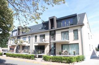 <p><span>RUIM, KWALITATIEF EN ENERGIEZUINIG GELIJKVLOERSAPPARTEMENT 103M² MET 2 SLAAPKAMERS, 2 TERRASSEN EN GARAGEBOX</span></p><p><span>ligging op het gelijkvloers van een kleinschalige residentie nabij centrum met vlotte bereikbaarheid via N16, A12 en N17</span></p><p><span> </span></p><p><span>Inkomhal / wc met handwas / living met super-ingerichte open keuken (totale opp.: 42m²) en toegang tot zuidwest-georiënteerd terras (7m²) / 2 slaapkamers (15m²; 11m²) waarvan de grootste met toegang tot bijzonder groot terras (35m²) / badkamer met wastafel, ligbad en inloopdouche / berging / wasplaats.<br />Ondergrondse garagebox / gemeenschappelijke fietsenberging.</span></p><p><span> </span></p><p><span>Lasten: € 90 / maand.</span></p><p><span> </span></p><p><span>Appartement is bewoonbaar door maximaal 3 personen.</span></p><p><span> </span></p>
