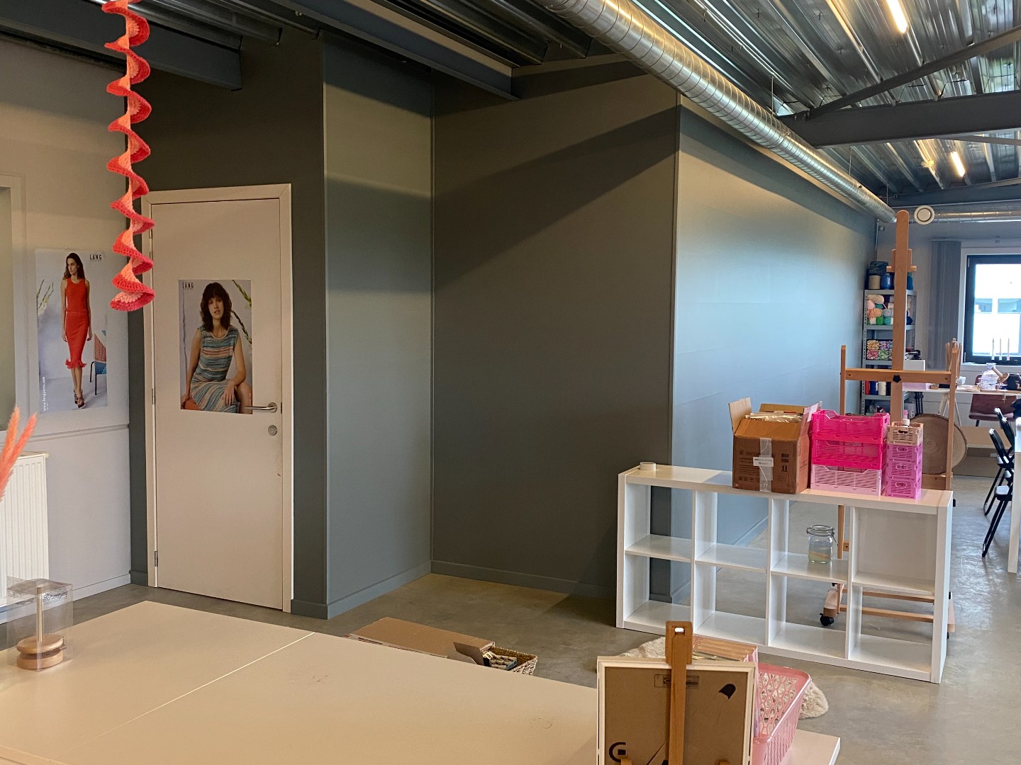 Kantoorruimte of atelier ruimte op de eerste verdieping met parkeerplaatsen te Olsene. - foto 3