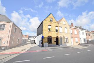 Instapklare gezinswoning met 3 slaapkamers en garage te Nieuwpoort-Stad op 158 m² De woning is in 2018 gerenoveerd en beschikt over 3 slaapkamers en...