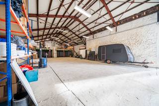 WE INVEST Sud-Luxembourg vous présente cet entrepôt polyvalent , idéalement situé à Arlon, à seulement quelques minutes des axes autoroutiers vers...