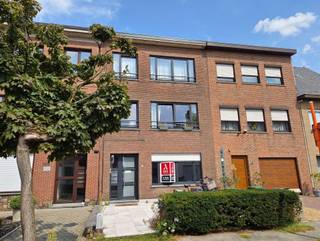 <p><span>GOED ONDERHOUDEN EN GEZELLIG GELIJKVLOERS-APPARTEMENT 90M² MET 1 SLAAPKAMER, BUREAU, TERRAS EN TUIN</span></p><p><span>ligging in kleinschalige residentie nabij centrum met vlotte bereikbaarheid via A12 en E19</span></p><p><span> </span></p><p><span>Inkomhal (2,4 x 2,2m) / wc met handwas / living met eetplaats (30m²) / ingerichte keuken (6m²) / veranda (4 x 3,1m) met toegang tot terras en tuin / berging / slaapkamer (3,6 x 3,2m) / bureau, dressing of kinderkamer (2,9 x 2,4m) / badkamer (2,5 x 2,2m) met dubbele wastafel en ligbad met douchemogelijkheid.</span></p><p><span>Kelderberging.<br />Tuin met tuinberging.</span></p><p><span> </span></p><p><span>Lasten: € 15 / maand.</span></p><p><span> </span></p><p><span>Appartement is bewoonbaar door maximaal 3 personen.</span></p><p><span> </span></p><p><span> </span></p>