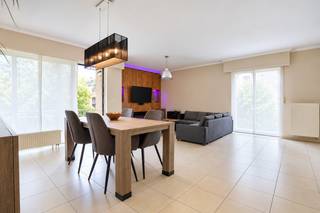 Dit gezellig, energiezuinig appartement bevindt zich op een top locatie in het centrum van Melsele, vlakbij de Boerenpoort.<br /><br />Met de lift bereik je het appartement op de 1ste verdieping. De inkomhal beschikt over een praktische vestiaire en biedt toegang tot de 2 slaapkamers, de badkamer met bad/douchecombinatie en het apart toilet.<br /><br />Aan het einde van de hal bevindt zich de ruime leefruimte met aansluitend de open keuken. Naast de keuken is er nog een praktische wasberging. Aansluitend aan de leefruimte bevindt zich het zonnig terras, waar je geniet van een aangenaam groen uitzicht.<br /><br />Een zeer ruime ondergrondse garage is inbegrepen in de prijs. Daarnaast is er nog een ruime fietsenstalling en beschik je over toegang tot de private, afgesloten parking op het terrein en de grote gemeenschappelijke tuin.<br /><br />Een ruim en energiezuinig appartement met garage op een uitstekende ligging! Het appartement is ook ideaal als investering!<br /><br />Wij leiden je graag rond.
