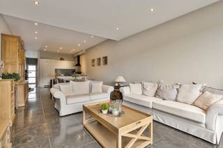 Ben je op zoek naar een instapklare woning met een moderne afwerking, een praktische indeling en aangename buitenruimte? Deze woning in Schoten werd in 2005 volledig en grondig gerenoveerd en combineert hedendaags wooncomfort met een doordachte indeling.<br /><br />Je komt binnen via de inkomhal met ingemaakte kasten en een apart gastentoilet.<br />Vooraan bevindt zich een ruime berging, ideaal voor het stallen van fietsen en het opbergen van allerhande materiaal.<br />Achteraan kom je in de prachtige leefruimte, afgewerkt met natuursteen en ingedeeld in een gezellige zithoek en eetruimte. De aansluitende, volledig geïnstalleerde keuken vormt een mooi geheel met de leefruimte. Via het schuifraam heb je rechtstreeks toegang tot het terras en de tuin.<br /><br />Op de eerste verdieping bevindt zich achteraan de ruime <strong>masterbedroom</strong>, met rechtstreekse toegang tot het dakterras.<br />De badkamer is volledig uitgerust en biedt het nodige comfort. Daarnaast is er een praktische berging die dienst kan doen als wasplaats.<br />Vooraan op deze verdieping ligt een tweede <strong>ruime slaapkamer</strong>. Vanuit deze kamer brengt een trap je naar de afgewerkte zolderkamer, voorzien van een mooie houten plankenvloer. Deze ruimte is ideaal als<strong> extra slaapkamer</strong>, bureau of hobbykamer.<br /><br />Aluminium ramen met dubbele beglazing en centrale verwarming op gas.<br /><br /><strong>Extra troeven</strong>
<ul>
<li>Volledig en grondig gerenoveerd in 2005</li>
<li>Drie volwaardige slaapruimtes</li>
<li>Ruime berging voor fietsen en stockage</li>
<li>Terras, tuin én dakterras</li>
<li>Lichtrijke leefruimte met natuurstenen vloer</li>
<li>Praktische indeling met veel bergruimte</li>
</ul>
Een <strong>verzorgde woning</strong> met een aangename leefruimte, drie slaapmogelijkheden en leuke tuin.<br />Kom dit toppertje bezoeken! Contacteer ons voor meer informatie of een bezoek ter plaatse. 03/775.78.79<br />Ben je ook van plan jouw eigendom te verkopen? Maak een afspraak voor een gratis schatting, wij maken er samen een succesverhaal van!