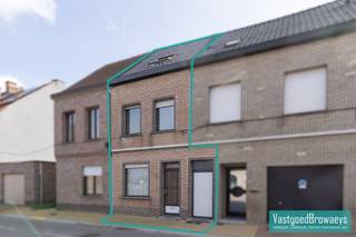 BEZOEKDAG OP ZATERDAG 28 MAART 2026 Op zoek naar een betaalbare en gezellige woning met potentieel? De woning beschikt over een praktische indeling...