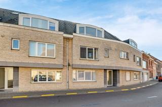 <p><span>Ruim duplexappartement 120m² met groot terras 40m² in Schoten</span></p><p><span>Wonen in stijl, met ruimte en licht op toplocatie.</span></p><p><span> </span></p><p><span>In de rustige en groene omgeving van Schoten vind je dit unieke duplexappartement op de tweede en dakverdieping. Oorspronkelijk ontworpen als twee duplexen, geniet dit appartement van een uitzonderlijke ruimtelijkheid en een slim ingedeelde woonflow.</span></p><p><span> </span></p><p><span>Troeven op een rij:</span></p><p><span> Lichtrijke leefruimte: Ruime woonkamer, eetkamer en open keuken met directe toegang tot een terras van ca. 40 m².</span></p><p><span> Extra zitruimte: Tweede leefruimte met trap naar de mezzanine, perfect als lounge, bureau of hobbyruimte.</span></p><p><span> Open mezzanine: Polyvalente ruimte (kan omgevormd worden naar een 2e slaapkamer) met veel mogelijkheden, aansluitend op de slaapkamer.</span></p><p><span> Slaapkamer met ingemaakte kasten: Slim ingericht voor optimaal comfort.</span></p><p><span> Badkamer en gastentoilet: Voorzien van douche, wastafel en toilet.</span></p><p><span> Technische berging: Praktisch ingedeeld voor extra opslagruimte.</span></p><p><span> </span></p><p><span>Wonen in een groene, centrale omgeving</span></p><p><span>Gelegen in een rustige woonwijk in Schoten, combineert deze locatie het beste van beide werelden: groen en rustig wonen, met alle voorzieningen binnen handbereik. Winkels, scholen en openbaar vervoer zijn vlot bereikbaar, en de nabijheid van de autosnelwegen zorgt voor een snelle verbinding met Antwerpen en omliggende gemeenten.</span></p><p><span> </span></p><p><span>Interesse?</span></p><p><span>Ervaar zelf de ruimte en het wooncomfort van dit bijzondere appartement. Neem vandaag nog contact op met Sofie via 03 646 66 55 of sofie@sinjoor.be en plan een bezichtiging.</span></p>