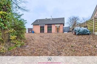 In een rustige, residentiële straat in Kessenich (Kinrooi) bevindt zich dit te renoveren pand met een combinatie van woonruimte, voormalige handelsruimte en een ruim bijgebouw (met kelder en zolder). Een eigendom die duidelijk vraagt om een nieuwe visie, maar tegelijk interessante mogelijkheden biedt voor wie op zoek is naar een project met inhoud en potentieel.<br /><br />Indeling &amp; huidige toestand<br />Het gelijkvloers omvat vandaag een woonkamer, een keuken met aansluitende bijkeuken, een badkamer, een slaapkamer en een bijkomende kamer die flexibel inzetbaar is als bureau, hobbyruimte of extra slaapkamer (van waar je naar de zolderverdieping kan). Achteraan bevindt zich een serre/veranda, die aansluit op de rest van de woning.<br /><br />Daarnaast is er een ruime handelsruimte met aparte toegang en sanitaire voorzieningen. Deze ruimte werd in het verleden commercieel gebruikt en kan – afhankelijk van vergunningen en bestemming – verschillende invullingen krijgen: een zelfstandige activiteit, praktijkruimte, atelier of uitbreiding van het woongedeelte.<br /><br />De aanwezige afwerking en technieken zijn verouderd en het pand dient grondig gerenoveerd te worden om te beantwoorden aan hedendaagse wooncomfort- en energie-eisen.<br /><br />Bijgebouw &amp; extra ruimte<br />Op dit ruime perceel van meer dan 15 are bevindt zich nog een bijgebouw met een oppervlakte van ongeveer 44 m². Ideaal voor stockage, hobby, werkruimte of als meerwaarde binnen een renovatie- of herontwikkelingsproject.<br /><br />Potentieel<br />Dit pand is geen instapklare woning, maar wel een uitgelezen kans voor:<br />- handige renovatiekopers,<br />- investeerders,<br />- zelfstandigen op zoek naar woon-werkcombinatie,<br />- of wie een bestaande structuur volledig naar eigen hand wil zetten.<br /><br />Met de juiste aanpak kan deze eigendom worden omgevormd tot een aangename gezinswoning, al dan niet gecombineerd met een professionele invulling.<br /><br />Ligging<br /><br />De ligging in Kessenich biedt een rustige woonomgeving met winkels, scholen, kinderopvang en openbaar vervoer op korte afstand. Kinrooi en Maaseik zijn vlot bereikbaar, wat zorgt voor een goede balans tussen rust en bereikbaarheid.
