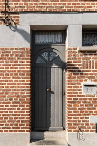 Leuke rijwoning met kleine tuin, dicht bij alle voorzieningenGelegen in de onmiddellijke nabijheid van winkels, scholen, openbaar vervoer en de...