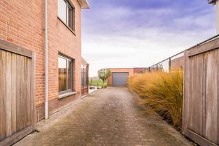 Deze lichtrijke halfopen woonst vinden we terug in een aangename woonbuurt te Waarschoot. De woning werd opgericht in 1968 tezamen met een...