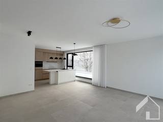 <p>Dit <strong>nieuwbouwappartement op de 2de verdieping</strong>, bereikbaar met de <strong>lift</strong>, combineert comfort, ruimte en moderne afwerking.</p><p>Bij het betreden van het appartement komt u in de <strong>inkomhal met ingemaakte vestiairekast</strong> en een <strong>apart gastentoilet</strong>.</p><p> </p><p>De lichtrijke <strong>leefruimte met open keuken</strong> vormt het hart van het appartement en geeft uit op een <strong>ruim, zuidgericht terras (14m²)</strong>, ideaal om volop van de zon te genieten. De keuken is praktisch ingericht en sluit naadloos aan bij de leefruimte.</p><p> </p><p>Verder beschikt het appartement over een <strong>wasplaats met ingemaakte kasten</strong>, wat zorgt voor extra opbergruimte.</p><p>De <strong>slaapkamer</strong> is voorzien van een <strong>aparte dressing</strong> en een <strong>ensuite badkamer</strong> met <strong>douche en lavabo met meubelkast</strong>.</p><p> </p><p><span><strong>Extra troeven</strong>:</span></p><p><span>    •    Ruim <strong>zuidgericht terras</strong></span></p><p>    •    <strong>Gordijnen</strong> inbegrepen</p><p><span>    •    <strong>Ondergrondse autostaanplaats</strong></span></p><p><span>    •    <strong>Privatieve kelderberging</strong></span></p><p>    •    Energiezuinig nieuwbouwappartement</p><p>    •    Lift aanwezig in het gebouw</p><p> </p><p><span>De <strong>vaste maandelijkse kosten bedragen €150 (inclusief voorschotten vloerverwarming/koeling + water).</strong></span></p><p> </p><p><span>Voor meer informatie of bezoek: 03 645 0 645.</span></p>