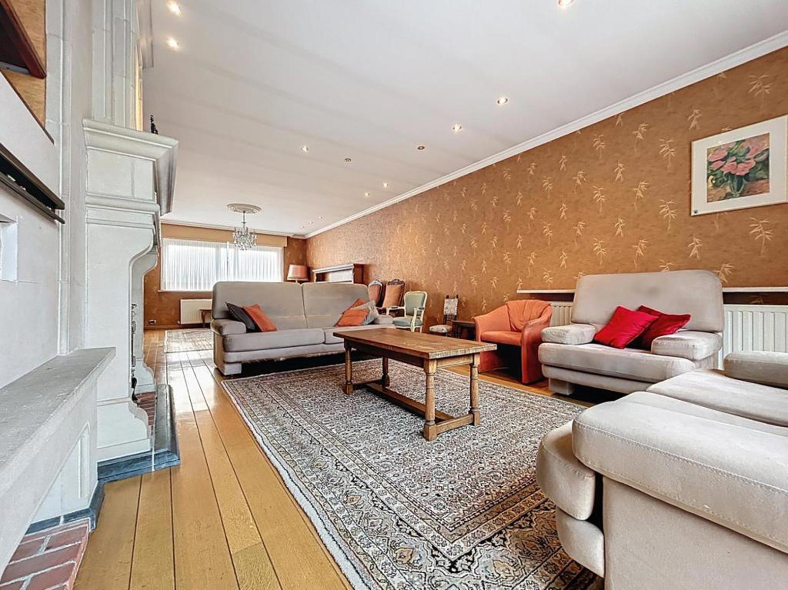 Afgewerkte woning bestaande uit 2 entiteiten en 2 garages - foto 4