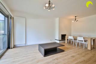 <p><span>Nabij het centrum van Edegem vinden we dit gerenoveerd appartement (85m²) met 2 à 3 slaapkamers.</span></p><p><span>Het appartementsgebouw werd opgetrokken in 1976 en bestaat uit zes appartementen. Er is geen lift! Doorheen de jaren werd het gebouw steeds goed onderhouden. Het dak is ook reeds voorzien van isolatie conform de normen van 2020.</span></p><p><span>Centrale locatie, op wandelafstand van het centrum van Edegem en in directe nabijheid van openbaar vervoer, winkels, scholen, verbindingswegen enzovoort.</span></p><p><span> </span></p><p><span>Het appartement zelf beschikt over dubbele beglazing met nieuw, aluminium schrijnwerk (2018) en centrale verwarming op gas (individueel). </span></p><p><span> </span></p><p><span>Indeling:</span></p><p><span> </span></p><p><span>We betreden het appartement in de ruime en lichte leefruimte. De grote schuiframen aan de voorzijde zorgen voor veel natuurlijke lichtinval.</span></p><p><span>Aan de voorzijde van het gebouw bevindt zich de recent vernieuwde Eggo-keuken die voorzien is van alle comfort (ingebouwde oven,  spoelbak, kasten, vaatwasmachine, kookplaat + dampkap).</span></p><p><span>Het slaapgedeelte, dat zich aan de achterzijde van het gebouw bevindt, wordt afgescheiden door de nachthal. Hier is een ingebouwde vestiaire en een vernieuwd gastentoilet.</span></p><p><span> </span></p><p><span>Er zijn twee slaapkamers en een derde tussenkamer die eveneens als slaapkamer of als bureau of dressing gebruikt kan worden.</span></p><p><span>De badkamer werd volledig vernieuwd en is voorzien van een douche, een badkamermeubel met spiegelkast en aansluitingen voor was-en droogmachine.</span></p><p><span> </span></p><p><span>Inclusief in de prijs is een handige kelderberging.</span></p><p><span>Mogelijkheid om een garagebox bij aan te kopen achter het gebouw aan € 25.000.</span></p><p><span> </span></p><p><span>Graag som ik voor u de pluspunten van dit appartement nog even op:</span></p><p><span> </span></p><ul><li><span>Centrale locatie, op wandelafstand van het centrum van Edegem en in directe nabijheid van winkels, scholen, openbaar vervoer, ...</span></li><li><span>Volledig vernieuwde keuken en badkamer</span></li><li><span>Overal nieuwe laminaatvloeren en nieuwe radiatoren</span></li><li><span>Individuele meters  gas en elektriciteit</span></li><li><span>Tussenmeter voor water</span></li><li><span>Goed onderhouden gebouw (geen aanstaande kosten, dak reeds voorzien van isolatie)</span></li><li><span>Gunstig EPC, asbestveilig, EK conform</span></li></ul><p><span> </span></p><p><span>Nuttige informatie:</span></p><p><span>-EPC 205 kWh/m² jaar </span></p><p><span>-P-score = A en G-score = A</span></p><p><span>- Gem. kosten 130 euro p/m (syndicus, blokpolis, water, minuterie, onderhoud gem. delen)</span></p><p><span> </span></p><p><span>Voor een bezoek ter plaatse kan u ons contacteren op het nummer 03/449.42.41 of surf naar <span>www.habicom.be</span></span></p><p><span>Benieuwd naar de waarde van jouw woning?  Check het gratis op <span>www.watismijnhuiswaard.be</span></span><span> </span></p><p><span> </span></p><p><span> </span></p>