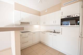 Appartement met lichtrijke living, open ingerichte keuken (met o.a. vaatwas), inkom (met inkomkast), toilet, berging, 2 badkamers, 2 slaapkamers, terras. <br /><br />Garagebox inbegrepen in de huurprijs.<br /><br />Beschikbaarheid: onmiddellijk <br />Syndickosten: €50/maand<br /><br />Voor meer info of een bezoek: lisa@immoroba.be