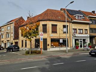 Zeer ruime hoekwoning met grote garage/werkplaats ! Op het gelijkvloers ontvangstruimte (vroegere winkelruimte) met achterliggend grote living...