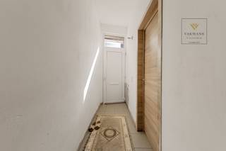 Niet ver van het centrum dichtbij alle faciliteiten van de stad staat deze instapklare woning met 4 slaapkamers te koop.<br />Het heeft een EPC D, de elektriciteit werd vernieuwd en is conform, er zijn nieuwe ramen met rolluiken beneden en nieuwe deuren. Het dak is in een goede staat.<br />Het bescheiden KI is 290 €<br /><br />Indeling gelijkvloers:<br />Inkomhal, eerste salon, tweede salon, keuken, kleine badkamer met douche en toilet en koertje.<br />Eerste verdieping:<br />Twee slaapkamers en een tweede badkamer met bad, lavabo en toilet. <br />Tweede verdieping:<br />2 slaapkamers.<br /><br />Voor een bezoek van dit gezellig huisje<br />Neem contact op met Fabienne 0475/34.00.40<br />Wij helpen u graag verder.
