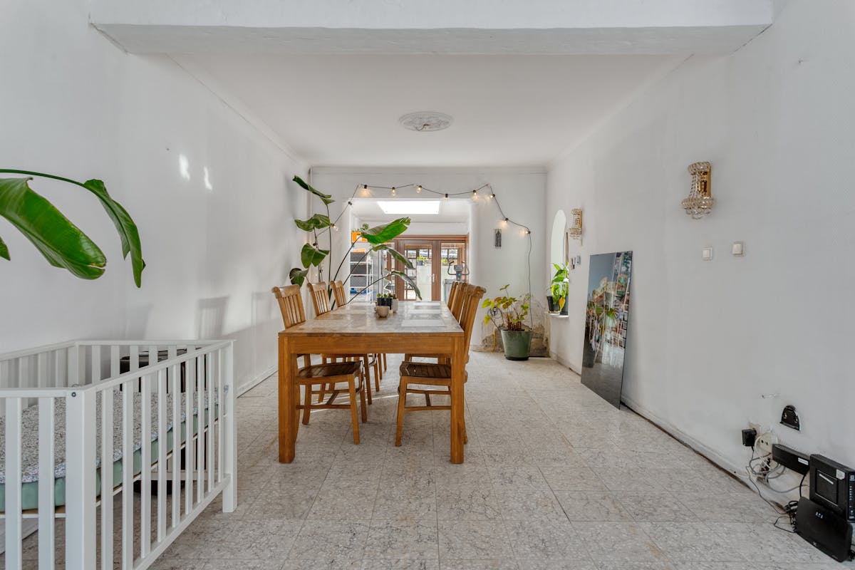 Te renoveren gezinswoning met tuin op toplocatie - foto 4