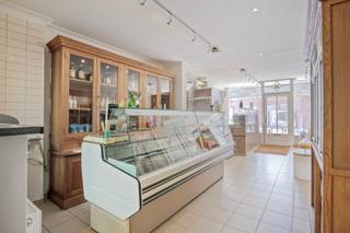 De prachtige handelswoning heeft een strategische ligging nabij andere winkels, ontspanningsmogelijkheden, openbaar vervoer,... . Het...