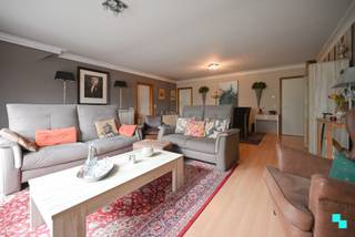 Ontdek dit instapklare appartement met drie slaapkamers, ideaal gelegen nabij de Grote Markt van Izegem. Met een bewoonbare oppervlakte van circa 118 m² bevindt het zich op de tweede verdieping van de residentie ‘Peter Benoit’. Volgende indeling: Inkomhal met gastentoilet, ruime leefruimte met zicht op de Grote Markt met aansluitend de geïnstalleerde keuken met terras. De nachthal verleent toegang tot de drie slaapkamers en de badkamer met ligbad, wastafel en tweede toilet. EPC D - geen renovatieverplichting | Dubbele beglazing (houten schrijnwerk) | Verwarming op elektriciteit | Interessante investeringseigendom | Lopende huurovereenkomst | Centrale verwarming op elektriciteit | Gratis parking nabij | Inclusief kelderberging. Contacteer ons voor meer informatie. 051 67 67 57 www.bordes.be