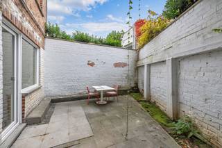 At the border between Ganshoren and Jette, on the ground floor of a small building of 4 units without a co-ownership association, charming...