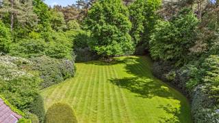 Deze exclusieve landelijke villa, ontworpen door architect Leo Beeck, ligt in een rustige straat nabij het meer van Keerbergen. Ze bevindt zich op een prachtig aangelegd domein van 3.870 m² en biedt ongeveer 600 m² bewoonbare oppervlakte — een perfecte combinatie van elegantie, comfort en privacy.<br /><br />U wordt verwelkomd in een ruime inkomhal met gastentoilet en vestiaire. De leefruimtes lopen vloeiend in elkaar over, met een luxueuze open keuken uitgerust met topapparatuur van V-ZUG en Lacanche, inclusief gas- en elektrische kookplaat, stoomoven, koffiemachine, vaatwasser en meer. Een geavanceerd filtersysteem voorziet in zuiver drinkwater, los van de centrale installatie.<br /><br />De lichtrijke eetkamer met gashaard biedt prachtig zicht op de tuin en sluit aan op de sfeervolle woonkamer, bibliotheek en bureau – elk met eigen gashaard (in totaal 3). Voor ontspanning zijn er een tv-kamer, fitnessruimte, traditionele én infraroodsauna.<br /><br />Op de eerste verdieping bevinden zich vier ruime slaapkamers met maatwerk. De master bedroom heeft een inloopdressing, eigen badkamer met ligbad en inloopdouche, en een beveiligde deur. Verder zijn er nog een extra badkamer en aparte doucheruimte.<br /><br />Daarnaast is er een volledig uitgeruste studio met woonkamer, slaapkamer, kitchenette en badkamer – ideaal als gastenverblijf.<br /><br />De volledig omheinde tuin beschikt over twee automatische poorten, een irrigatiesysteem en buitenkranen aangesloten op een eigen waterput. De woning heeft ook een dubbele garage, alarmsysteem en een hoogwaardige afwerking. Een unieke eigendom die luxe en rust verenigt.<br /><br />*mogelijke overname van inboedel*
