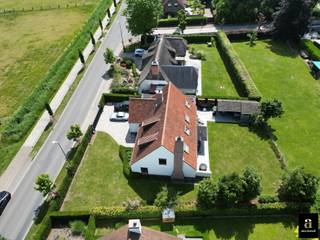 Implantée sur un terrain d'environ 914 m², cette villa individuelle bénéficie d'un environnement résidentiel calme, à courte distance du centre de Knokke et de la plage. Le hall d'entrée spacieux avec vestiaire et toilettes invités mène vers un agréable espace de vie baigné de lumière. Le salon et la salle à manger avec cheminée s'ouvrent directement sur la terrasse ensoleillée et le magnifique jardin orienté plein sud. La cuisine ouverte est entièrement équipée et offre tout le confort moderne. Un bureau pratique complète le rez-de-chaussée. À l'étage, la suite parentale dispose d'un dressing attenant. La salle de bains est équipée d'une double vasque, d'une douche à l'italienne et d'une baignoire. Trois autres chambres spacieuses complètent cet étage, dont une avec sa propre salle de douche. Un grenier offre un espace de rangement supplémentaire. Le jardin soigneusement aménagé, agrémenté d'un abri de jardin et d'un espace lounge couvert, constitue un véritable havre de paix et d'intimité. La propriété dispose également d'un garage intégré, d'un carport ainsi que d'une vaste allée permettant de stationner plusieurs véhicules. Une propriété de caractère bénéficiant d'un emplacement privilégié à Knokke.

Pour plus d'informations ou pour organiser une visite, contactez Alex Dewulf au +32 (0)50 623 623.