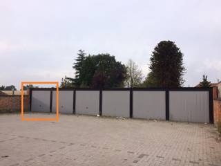 In het centrum gelegen en afsluitbare garagebox (nr. 1), eerste van links), bereikbaar via doorrij naar de achterzijde van gebouw.<br />Vrij per 1/11/2026