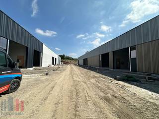 Nieuwbouw KMO-unit te koop met een oppervlakte van 360 m² en 4 privatieve parkeerplaatsen.<br />De lood maakt deel uit van <strong>“Apollo”</strong>, een gloednieuw KMO-project bestaande uit diverse multifunctionele units vanaf 175 m² tot 720 m² (samenvoegbaar), waaronder enkele met kantoorverdieping.<br />Deze ontwikkeling ligt op <strong>minder dan 2 km</strong> van het op- en afrittencomplex van de <strong>E17 te Waregem</strong> – een absolute <strong>toplocatie</strong> voor ondernemers die belang hechten aan bereikbaarheid in een bedrijvige regio.<br /><br />De casco magazijnruimtes (brandklasse C) zijn opgebouwd uit een duurzame staalstructuur met combinatie van geïsoleerde betonpanelen. Ze beschikken over een <strong>vrije hoogte van 6 meter</strong>, wat zorgt voor een optimaal gebruik van de ruimte. Elke unit is standaard uitgerust met een <strong>automatische sectionale poort</strong> (4 m B x 4,2 m H) met aparte toegangsdeur en grote glaspartij, een lichtstraat met geïntegreerde RWA-koepel en een slijtvaste <strong>polybetonvloer </strong>(1T/m²). Tevens beschikt elke unit over een individuele regenwaterput van 15.000L.<br /><br />Per unit zijn er<strong> privatieve parkeerplaatsen voorzien</strong> (niet inbegrepen in de verkoopprijs). De loodsen zijn ideaal voor uiteenlopende doeleinden zoals atelier, opslag en distributie.<br /><br />De middelenverbintenis met betrekking tot de oplevering van blok 4 is gepland voor het <strong>eerste kwartaal van 2027</strong>. Grijp nu je kans en investeer in een toekomstgerichte werkomgeving op een toplocatie!<br /><br /><span><span>Contacteer <strong>PANORAMA B2B</strong> voor bijkomende (technische) inlichtingen, plannen of een vrijblijvend <strong>plaatsbezoek 056 222 256.</strong></span></span>