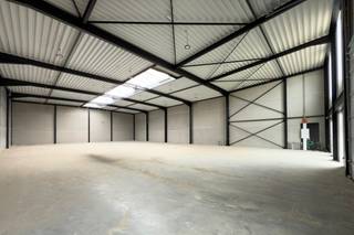 In de moderne KMO-zone Spot 44, gelegen in de Industriezone Deinze Noord, bieden wij een nieuwbouw bedrijfsunit te huur aan. Ideaal voor ondernemingen die nood hebben aan een goed uitgeruste, zichtbare en vlot bereikbare locatie.<br /><br /><strong>Indeling en kenmerken:</strong><br />- 665 m² magazijnruimte: ruim, goed geïsoleerd en voorzien van een witte steeldeck dakstructuur. De gepolierde betonvloer heeft een draagkracht van 3 ton/m², en de vrije hoogte bedraagt 6 meter, ideaal voor diverse opslag- en productietoepassingen.<br />- 7 private parkeerplaatsen inbegrepen, direct voor de deur.<br />- Grote sectionaalpoort van 5,5 m breed x 4,5 m hoog voor vlotte in- en uitrijmogelijkheden.<br />- Twee aparte toegangsdeuren<br />- Hoge raampartijen zorgen voor een aangename lichtinval in zowel het magazijn als de eventuele kantoren.<br />- Basisvoorzieningen aanwezig: elektriciteitsaansluiting 80A, LED-verlichting, toiletruimte en watervoorziening.<br />- Gedeelde regenwaterput van 20.000 liter draagt bij aan duurzaam waterbeheer.<br /><br /><strong>Uitstekende ligging: </strong><br />Het pand ligt op een zichtlocatie langs de hoofdstraat van de KMO-zone, recht tegenover een van de drie hoofdtoegangen tot Spot 44. Dankzij deze ligging geniet je van een uitstekende bereikbaarheid voor zowel leveranciers als klanten. De ruime manoeuvreerruimte maakt het bovendien eenvoudig voor vrachtwagens of bestelwagens om te laden en lossen.<br /><br /><strong>Beschikbaarheid &amp; voorwaarden</strong><br />Beschikbaar vanaf november 2025<br />Huurprijs exclusief btw (verhuur onder btw-stelsel)<br />Extra kosten: E.G.W - O.R.V en syndicus<br /><br />Wenst u meer informatie of zou u graag een bezoek inplannen?<br />Aarzel niet en contacteer Henry Van Tornhout - KMO Vastgoed: +32 474 13 37 93 of henry@kmovastgoed.be