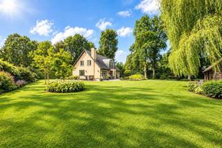 <p><span>Perfect onderhouden villa met eikenhouten bijgebouw op de grens van Schilde en Wijnegem</span></p><p><span> </span></p><p><span>* Gelijkvloers : ruime en verzorgde inkomhal met keramische tegelvloer en gastentoilet. De woonkamer en eetkamer genieten van een warme uitstraling dankzij de parketvloer. Aansluitend bevindt zich een gezellige ontbijthoek en volledig vernieuwde keuken, die een mooi zicht en directe verbinding met de prachtige tuin biedt. Verder beschikt de woning over een praktische bijkeuken met ingebouwde kasten en toegang tot het terras. De ruime garage biedt plaats aan twee wagens en is voorzien van een automatische poort.</span></p><p><span> </span></p><p><span>* Verdieping : De ruime nachthal geeft toegang tot vier volwaardige slaapkamers, afgewerkt met laminaatvloer. De recente badkamer is uitgerust met een moderne inloopdouche, dubbele wastafel, toilet en ingebouwde kasten.</span></p><p><span> </span></p><p><span>*Eikenhouten bijgebouw : Een absolute troef van deze villa is het stijlvolle eikenhouten bijgebouw, ingericht met een gezellige bar, salon en eetruimte. De ideale plek om in aller rust te genieten met familie en vrienden, zowel in de zomer als tijdens gezellige winteravonden.</span></p><p><span> </span></p><p><span>* Diverse :</span></p><p><span>- ruime bergzolder</span></p><p><span>- meerdere parkeerplaatsen voor de woning</span></p><p><span>- cv op gas met condensatieketel</span></p><p><span>- elektrische verwarming in de slaapkamers</span></p><p><span>- tuinhuis en bijkomende tuinberging</span></p><p><span>- prachtige vijver</span></p><p><span>- ruime, aangelegde tuin met veel privacy</span></p><p><span> </span></p><p><span>Deze uitstekend onderhouden en degelijk gebouwde villa combineert ruimte, comfort en een uitzonderlijke buitenbeleving. Gelegen op een gegeerde locatie op de grens van Schilde en Wijnegem, vlak bij het park van Schilde, geniet u hier van een aangename woonomgeving met een vlotte bereikbaarheid.</span></p>