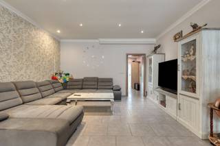 Cette maison, située dans un environnement très calme, offre une surface habitable d’environ 120 m² et est implantée sur une parcelle de 1a 66ca. Avec ses trois chambres, son spacieux séjour et son agréable jardin, elle constitue une opportunité intéressante pour un premier achat.<br />Au rez-de-chaussée, vous trouverez un spacieux séjour d’environ 37 m² équipé d’un poêle à pellets, ainsi qu’une cuisine d’environ 17 m². La salle de bains avec WC se trouve également à ce niveau. À l’arrière, la maison donne accès à la terrasse et au jardin d’environ 60 m² orienté nord-est, offrant un agréable espace extérieur au calme.<br />À l’étage, la maison dispose de trois chambres d’environ 15 m², 9 m² et 9 m².<br />La maison offre au futur propriétaire la possibilité de réaliser quelques travaux de rafraîchissement et de l’aménager selon ses goûts.<br />Le chauffage est actuellement électrique, complété par un poêle à pellets dans le séjour. Le gaz naturel est disponible dans la rue, permettant d’envisager une éventuelle conversion du système de chauffage à l’avenir.<br />Informations techniques : PEB 775 kWh/m²/an – label F. Obligation de rénovation applicable. L’acquéreur devra procéder à une rénovation énergétique afin d’atteindre au minimum le label PEB D dans les 6 ans suivant la passation de l’acte authentique.<br />Installation électrique conforme jusqu’au 29 janvier 2043.