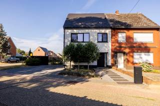 Deze prachtig gerenoveerde woning in Voortkapel, een deelgemeente van Westerlo, biedt een mooie combinatie van ruimte, comfort en een gunstige ligging. De woning werd gerenoveerd in 2021 en is gelegen op een ruim perceel van 9 are 62 ca. Ze beschikt over vijf slaapkamers, drie badkamers en een ruime aanbouw.<br /><br />Via de inkomhal komt u in de ruime leefruimte met aansluitend de volledig geïnstalleerde keuken. Verder beschikt de woning over vijf slaapkamers en drie badkamers. De ruime aanbouw biedt extra mogelijkheden en maakt deze woning bijzonder geschikt als kangoeroewoning, waarbij meerdere generaties comfortabel kunnen samenwonen met behoud van voldoende privacy.<br /><br />Buiten geniet u van een aangename, ruime achtertuin met garage. Het perceel van 9 are 62 ca biedt bovendien heel wat buitenruimte en mogelijkheden.<br /><br />De woning is rustig gelegen nabij het centrum van Voortkapel, met scholen, winkels, horeca en openbaar vervoer in de nabije omgeving. Dankzij de vlotte verbinding met de E313 zijn ook omliggende gemeentes gemakkelijk bereikbaar.<br /><br />EPC: 335 kWh/m²/jaar<br />CV op gas met HR-ketel<br /><br />Wg, Vg, Gmo, GvKr, Gvv