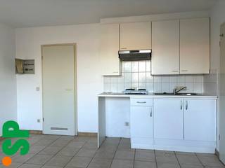 De studio heeft volgende indeling: Living/slaapkamer met open ingerichte keuken (tegels, kasten, spoelbak en elektrisch kookvuur) en een aparte badkamer (tegels, toilet, lavabomeubel en douche).<br /><br />Achteraan het gebouw is een gezamenlijke vuilbakken- en fietsenberging voorzien. <br /><br />Mogelijkheid tot bij huren autostaanplaats aan € 60 per maand. <br /><br />- € 60 algemene onkosten<br />- CV = Elektrische accumulatoren<br />- EPC = 333 kWh/m²<br /><br />Voor bijkomende inlichtingen of een bezoek ter plaatse kan u steeds vrijblijvend contact opnemen met Immo S|P op het nummer 014/59.10.20. of via info@immosp.be.