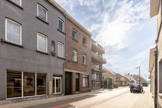Bent u op zoek naar een <strong>woning met veel ruimte</strong> die u volledig <strong>naar eigen smaak kan renoveren</strong>? Dan is deze eigendom zeker een bezoek waard.<br />Dankzij de <strong>plafondhoogte van circa 3,30</strong> <strong>meter</strong> en de <strong>grote ruimtes</strong> geniet de woning van <strong>een bijzonder open gevoel</strong>.<br /><br /><strong>Mogelijkheid tot bouwen van carport of garage achteraan het perceel die uitgeeft op de Sint-Amandstraat.</strong><br /><br /><strong>Het gelijkvloers</strong> omvat een inkomhal, voorkamer, woonkamer, keuken, berging en badkamer. De grote poortdoorgang met aansluitende opslagruimte kan bovendien ingericht worden als algemene inkom.<br /><strong>Op de eerste en tweede verdieping</strong> bevinden zich telkens een nachthal en drie ruime kamers. Daarboven is nog een <strong>ruime zolder </strong>aanwezig.<br /><br />De woning maakt deel uit van <strong>een voormalig kloostercomplex</strong> en dient <strong>volledig gerenoveerd te worden</strong>. Dankzij de <strong>uitzonderlijke volumes</strong>, <strong>zes ruime kamers</strong> en de <strong>vele mogelijkheden</strong> vormt dit een<strong> interessante opportuniteit</strong> voor wie op zoek is naar <strong>een renovatieproject</strong> met potentieel.<br /><br />Naast een renovatie als ééngezinswoning biedt het pand <strong>ook mogelijkheden als tweewoonst</strong>, met een afzonderlijke woongelegenheid <strong>op het gelijkvloers en wonen op de bovenliggende verdiepingen</strong>. Ook <strong>een verdere opsplitsing in afzonderlijke woonentiteiten behoort tot de mogelijkheden</strong>, steeds onder voorbehoud van de nodige vergunningen.<br /><br />Contacteer Julie via julie@immo-casa.be of 0493/19 85 97 voor meer informatie of een bezoek ter plaatse.