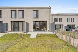 <p><span>modern halfopen woning in de Zilverlaan in Oostende, rustig gelegen nabij park en bos. De woning, gebouwd in 2025, biedt hedendaags comfort en een energiezuinige afwerking (EPC A). Dankzij de praktische indeling en drie slaapkamers is dit een ideale gezinswoning.</span></p>

<p><strong>Indeling</strong></p>

<p><strong>Gelijkvloers:</strong> overdekte buitenruimte met meterkast, inkomhal, apart toilet, open leefruimte met zit- en eetplaats, keuken en berging onder de trap.</p>

<p><strong>1e verdieping:</strong> nachthal met toegang tot de zolder, berging, drie slaapkamers en badkamer.</p>

<p><strong>2e verdieping:</strong> ruime casco zolder.</p>

<p><strong>Troeven</strong></p>

<p>• Energiezuinig (EPC A)</p>

<p>• Rustige ligging nabij park en bos</p>

<p>• Nieuwbouw 2025</p>

<p>Meer info of een bezoek plannen? Contacteer <strong>Charlotte</strong> via <strong>059 77 00 90</strong> of <strong>charlotte@eraservimo.be</strong>.</p>