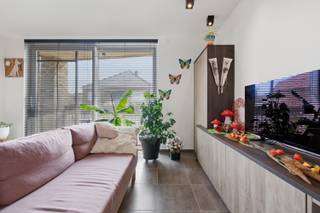 <p>Dit appartement, gebouwd in 2021 ligt in het Suikerpark. In Veurne vind je tal van gezellige horecazaken, winkels en het sfeervolle historische centrum, terwijl je tegelijk op slechts enkele minuten van de kust en het strand woont. Het Suikerpark staat bekend om zijn groene karakter, ruime aanleg en duurzame visie.</p>

<p> </p>

<p>indeling:</p>

<p>Het appartement beschikt over een inkomhal met apart toilet, een lichtrijke woonkamer met aansluitende open keuken en zicht op het terras. Naast de keuken bevindt zich een praktische berging met aansluiting voor wasmachine en droogkast.</p>

<p> </p>

<p>Verder is er een slaapkamer en een badkamer met ligbad en aparte wastafel.</p>

<p> </p>

<p>Mogelijkheid om een private staanplaats aan de voorzijde van het gebouw aan te kopen voor een prijs van 15.000 euro.</p>

<p> </p>

<p>Troeven:</p>

<ul><li>BEN-woning</li><li>Gunstig EPC en aansluiting op het duurzame warmtenet</li><li>Ideale ligging in Veurne</li></ul>

<p>Interesse? Neem contact met ons op via 058 31 58 58 of via hanne.huyghe@era.be</p>