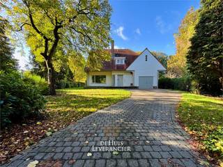 ENKEL KORTE TERMIJN HUUR (1 jaar) / ONLY SHORT TERM RENT (1 year)In het verlengde van het centrum van Kontich komen we aan een zijstraat van de...