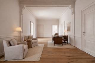 <p><em><strong>Wonen in een beschermd monument, met het comfort van vandaag</strong></em><br />In het hart van Turnhout krijgt één van de meest iconische herenhuizen van de stad een nieuw hoofdstuk. Residentie Het Gerecht is de stijlvolle renovatie van het voormalige Huis Van Hal, een beschermd neoclassicistisch monument uit 1886, ontworpen door architect Pieter-Jozef Taeymans.</p>
<p>Doorheen de jaren deed het gebouw dienst als privéwoning, arbeidsrechtbank en later als decor van het VTM-programma Mijn Pop-Up Restaurant. Vandaag wordt dit uitzonderlijke erfgoed met respect gerestaureerd en omgevormd tot een exclusieve residentie met slechts vier royale villa-appartementen.</p>
<p>Authentieke elementen worden zorgvuldig hersteld, terwijl moderne technieken, hedendaags comfort en een lift discreet worden geïntegreerd. Elk appartement beslaat een volledige verdieping en biedt maximale rust, privacy en ruimte.<br /><br /><strong><em>Het villa appartement op de tweede verdieping</em> <br /></strong>Dit appartement biedt bijna 210m² aan royale woonoppervlakte<strong>.</strong> De ruimte die we typisch zouden benoemen als “inkomhal” is dermate groot dat deze ruimte eveneens geschikt is als ontspanningsruimte, bureau, of 2<sup>e</sup> zithoek. De leefkeuken, eetkamer en zithoek staan met elkaar in verbinding en genieten langs 2 zijden van natuurlijk daglicht. Openslaande deuren geven uit op een heerlijk privaat terras aan de achterzijde, met daar een mooi uitzicht over een magnolia en de historische gebouwen van het Heilig Graf. De hoofdslaapkamer heeft een ensuite badkamer, de 2 overige slaapkamers delen de 2e badkamer.</p>
<p>Iedere eigenaar beschikt over een private kelderberging (27 tot 39 m²). Daarnaast blijven de historische wijnkelder en authentieke kolenkelder als gemeenschappelijke ruimtes behouden. De lift brengt u bovendien tot in de kelder.</p>
<p>Parkeren doet u onder uw private dubbele carport met aansluitende fietsenstalling. Daarnaast is een gemeenschappelijke afvalberging voorzien.<br /><br /><em><strong>Een hoogwaardige afwerking<br /></strong></em>Het appartement wordt volledig afgewerkt opgeleverd, met uitzondering van de definitieve schilderwerken. Een nieuwe parketvloer is al geplaatst, en ook de muren en plafonds worden gerestaureerd en alles krijgt reeds een eerste schilderlaag. Voor de keuken en badkamers kiest u zelf de materialen en inrichting. Hiervoor zijn ruime budgetten in de vraagprijs opgenomen.</p>
<p>Ook technisch wordt alles vernieuwd. Het appartement wordt voorzien van domotica, vloerverwarming, een Viessmann-warmtepomp, ventilatie D en voorbereidingen voor een gashaard. Zo geniet u van hedendaags comfort met behoud van het historische karakter.</p>
<p>Het appartement en de kelderberging worden verkocht onder registratierechten (2% of 12%). <br />Op de dubbele carport met fietsenberging is 21% btw van toepassing.</p>
<p>De restauratiewerken zijn volop aan de gang. De oplevering wordt verwacht rond het najaar van 2026.</p>
<p><strong>Een beschermd monument, slechts vier exclusieve villa-appartementen en een penthouse dat zijn gelijke in Turnhout nauwelijks kent.<br /></strong></p>